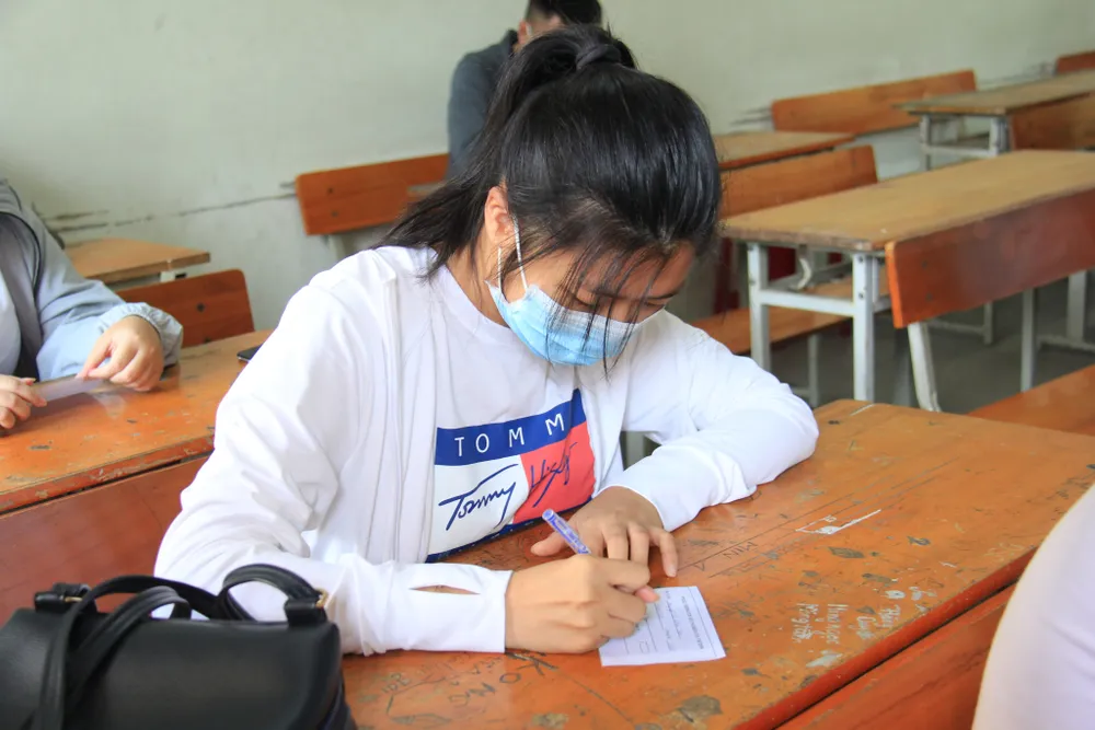 Gần 11.000 thí sinh thi tốt nghiệp THPT đợt 2 được lấy mẫu xét nghiệm Covid-19 tại Đà Nẵng ảnh 15