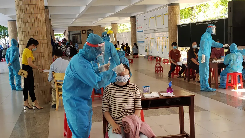 Gần 11.000 thí sinh thi tốt nghiệp THPT đợt 2 được lấy mẫu xét nghiệm Covid-19 tại Đà Nẵng ảnh 19