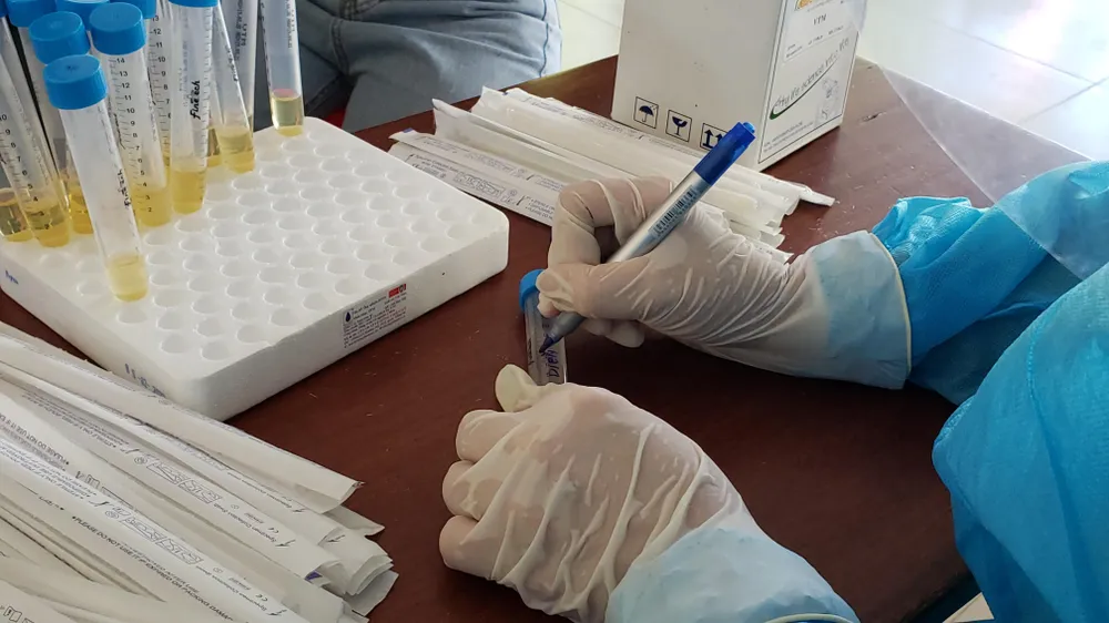 Gần 11.000 thí sinh thi tốt nghiệp THPT đợt 2 được lấy mẫu xét nghiệm Covid-19 tại Đà Nẵng ảnh 22