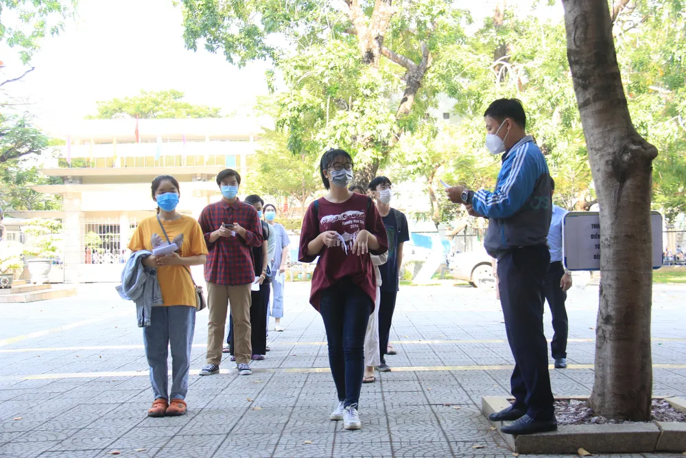 Gần 11.000 thí sinh thi tốt nghiệp THPT đợt 2 được lấy mẫu xét nghiệm Covid-19 tại Đà Nẵng ảnh 16