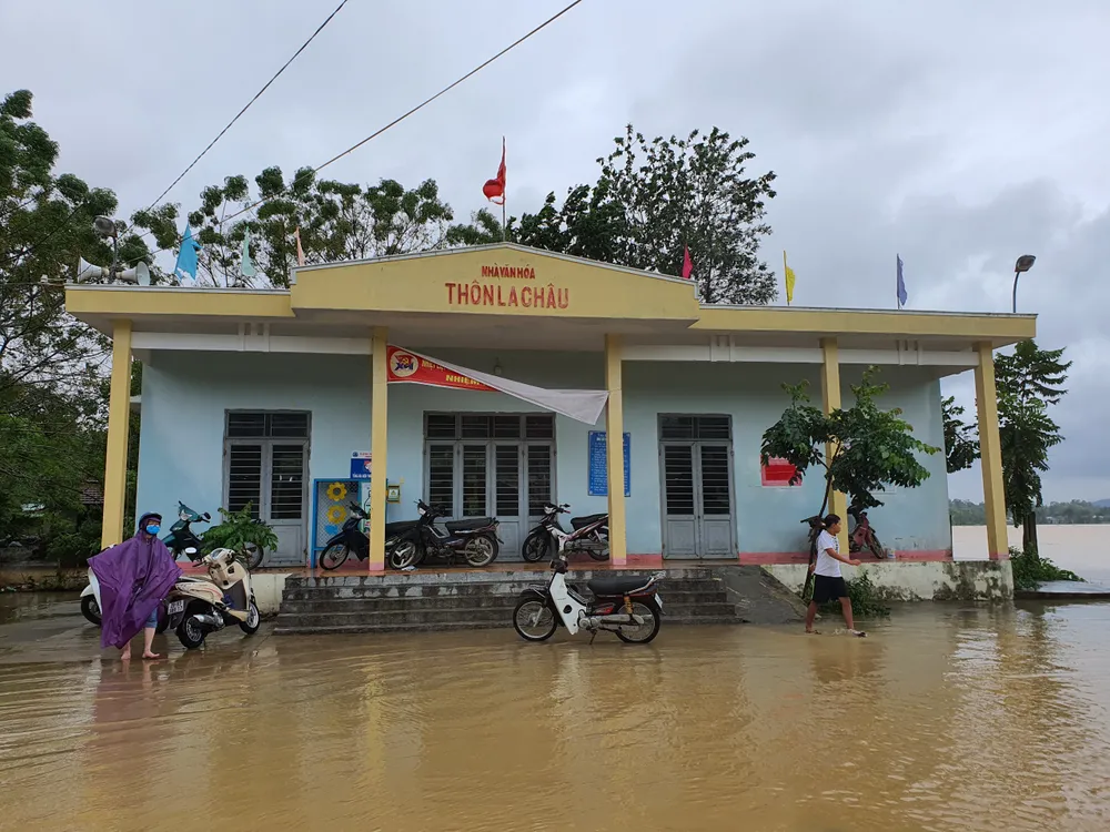 Sinh hoạt của người dân vùng lũ Đà Nẵng  ảnh 5