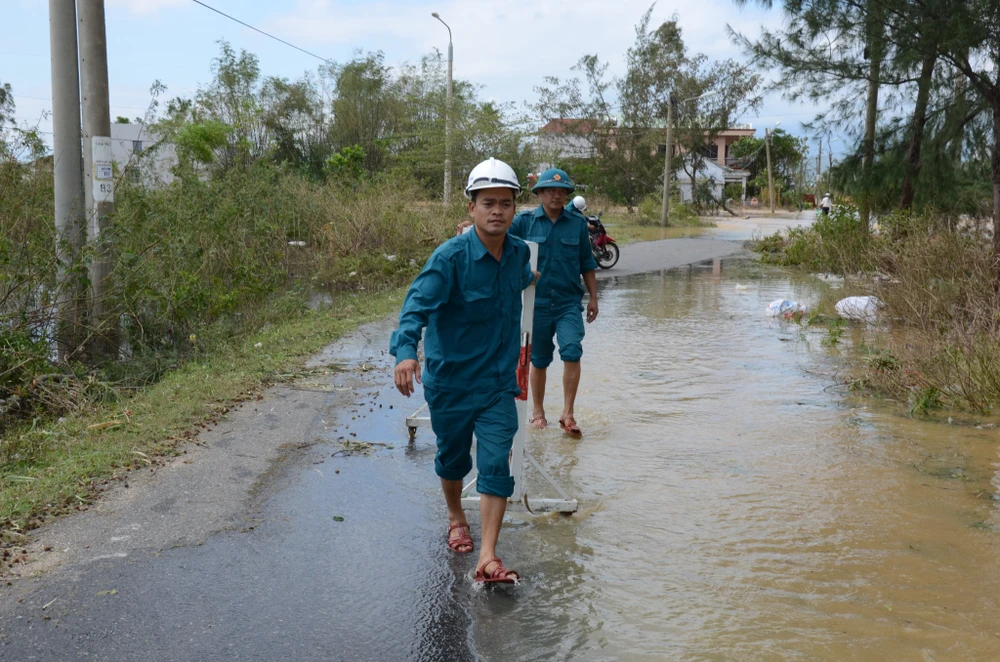 Đà Nẵng, Quảng Nam ngổn ngang sau bão ảnh 2 Đà Nẵng, Quảng Nam ngổn ngang sau bão ảnh 2