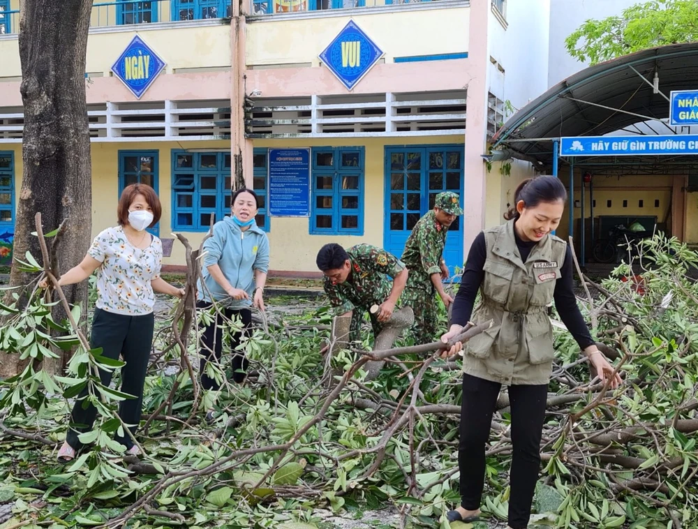 Đà Nẵng, Quảng Nam ngổn ngang sau bão ảnh 5 Đà Nẵng, Quảng Nam ngổn ngang sau bão ảnh 5