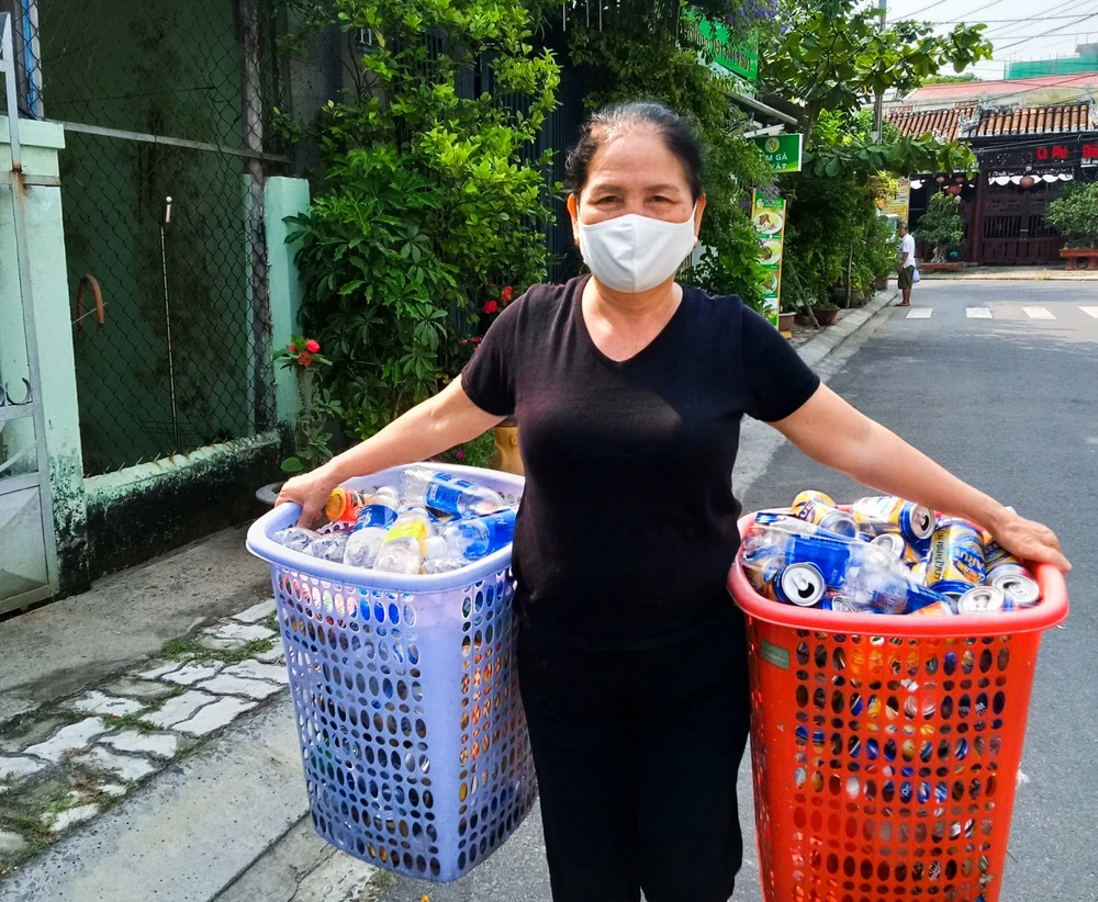 Hàng tuần, không quản ngại mưa nắng, bà Lý đi khắp khu dân cư, gọi cửa từng nhà, thậm chí vào tận bếp để thu gom rác từ chai nhựa, vỏ lon, báo, giấy,...