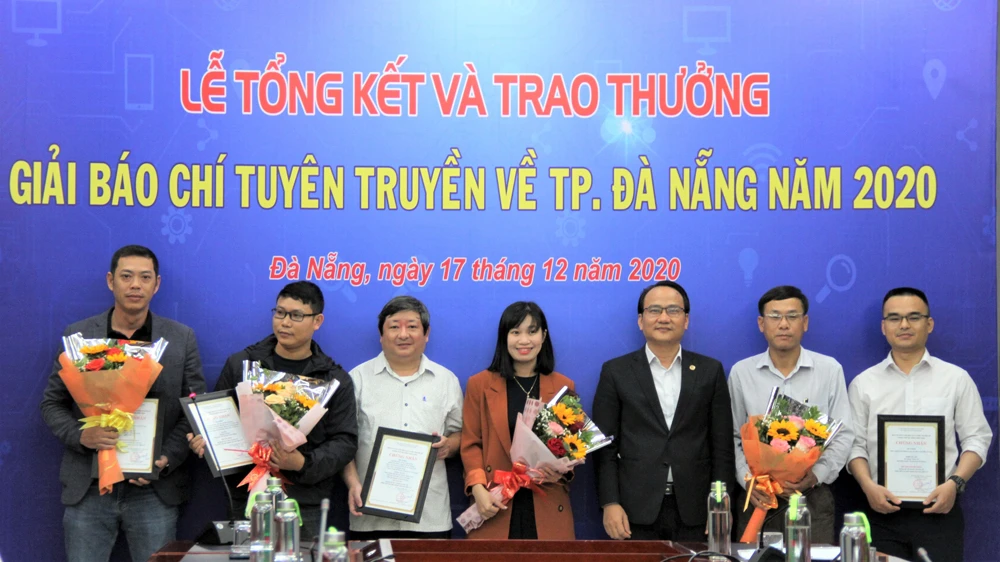 Các tác giả nhận giải đề tài tuyên truyền về Năm chủ đề 2020 của thành phố Đà Nẵng là “Năm tiếp tục đẩy mạnh thu hút đầu tư”