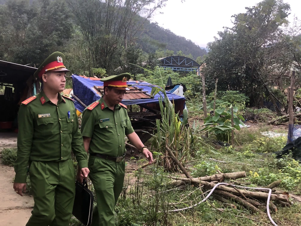 Công an xã Hoà Bắc xuống địa bàn thu thập dữ liệu dân cư