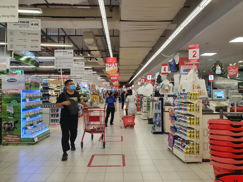 Người dân nghiêm túc đeo khẩu trang tại Lotte Mart Đà Nẵng