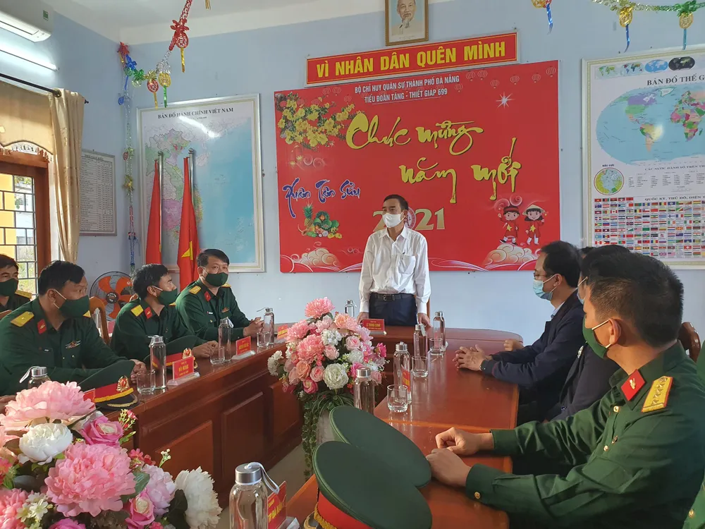 Lãnh đạo TP Đà Nẵng thăm và chúc tết các đơn vị trong đêm giao thừa ảnh 4