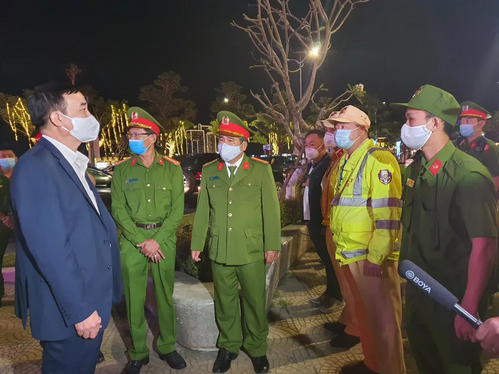 Lãnh đạo TP Đà Nẵng thăm và chúc tết các đơn vị trong đêm giao thừa ảnh 6