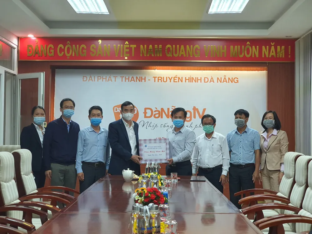 Lãnh đạo TP Đà Nẵng thăm và chúc tết các đơn vị trong đêm giao thừa ảnh 7