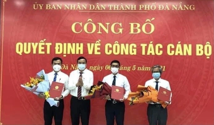 Ông Lê Trung Chinh, Chủ tịch UBND TP Đà Nẵng trao quyết định công tác cán bộ