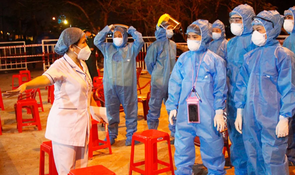 Xuyên đêm lấy mẫu xét nghiệm tại cảng cá lớn nhất miền Trung ảnh 2