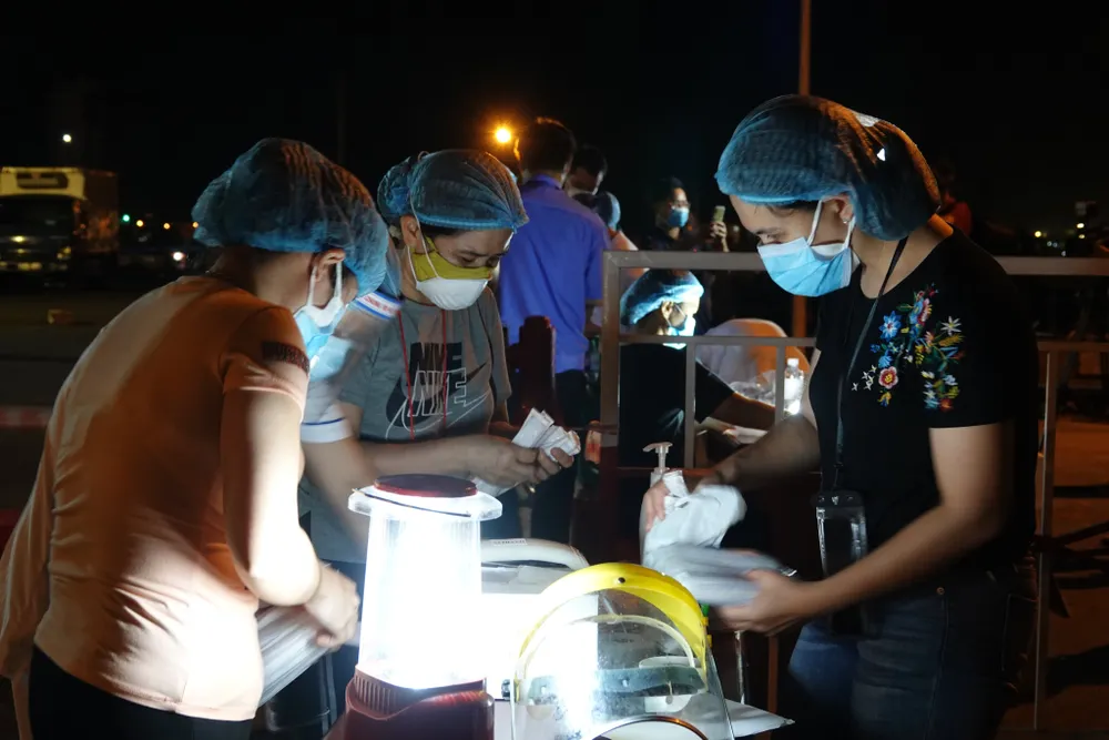 Xuyên đêm lấy mẫu xét nghiệm tại cảng cá lớn nhất miền Trung ảnh 1