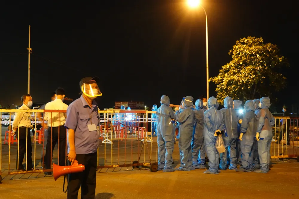 Xuyên đêm lấy mẫu xét nghiệm tại cảng cá lớn nhất miền Trung ảnh 3