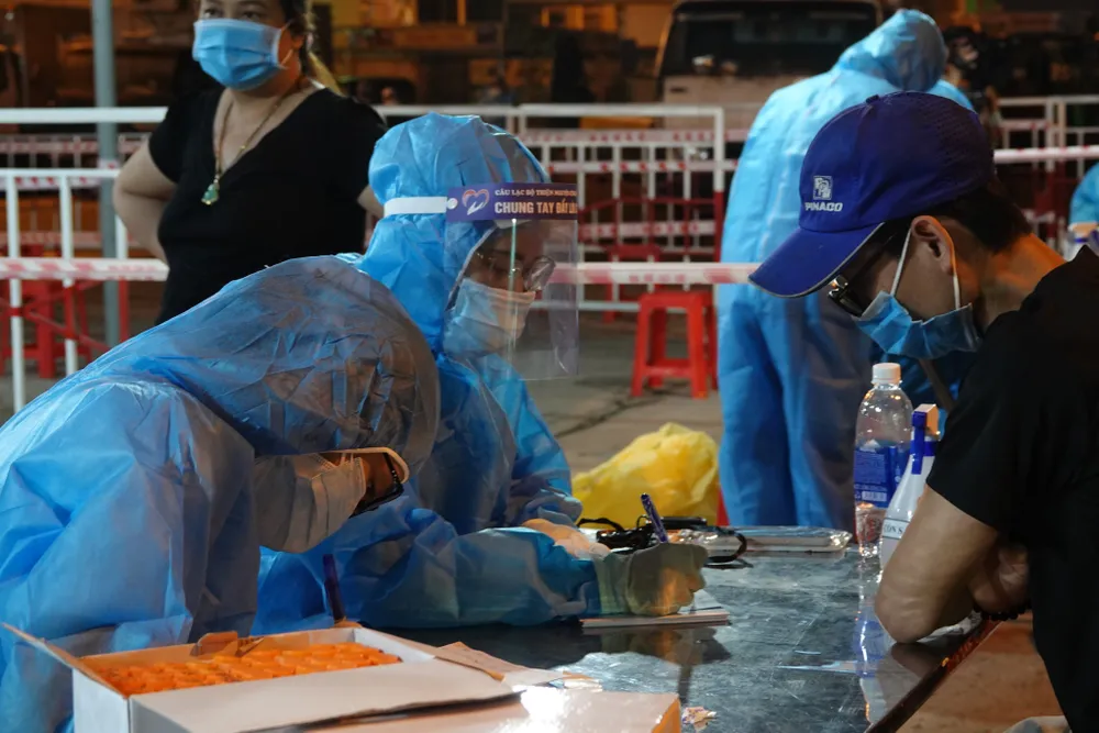 Xuyên đêm lấy mẫu xét nghiệm tại cảng cá lớn nhất miền Trung ảnh 4