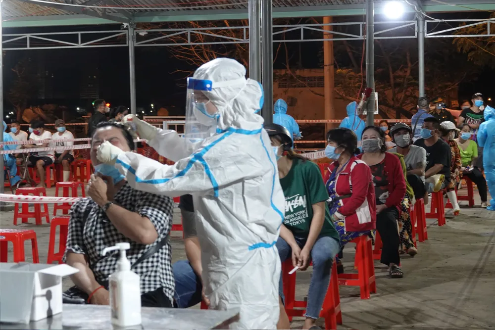 Xuyên đêm lấy mẫu xét nghiệm tại cảng cá lớn nhất miền Trung ảnh 6