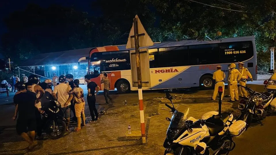 Tài xế xe khách “thông chốt” và có hành vi quá khích với lực lượng phòng chống dịch ảnh 1