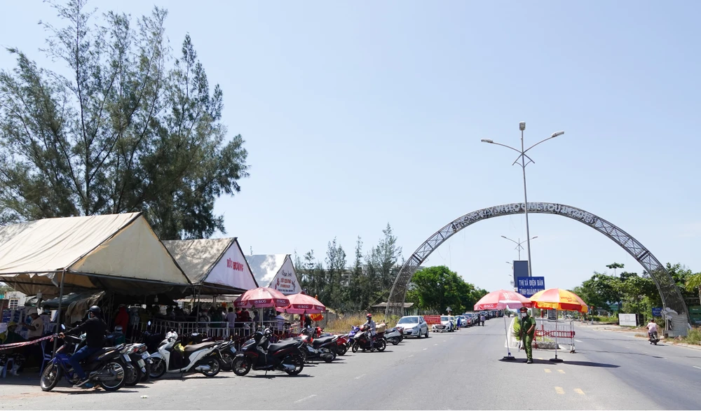 Hàng chục chiếc xe ô tô xếp hàng dọc theo tuyến đường Trường Sa (quận Ngũ Hành Sơn, TP Đà Nẵng) khi đến điểm chốt chặn