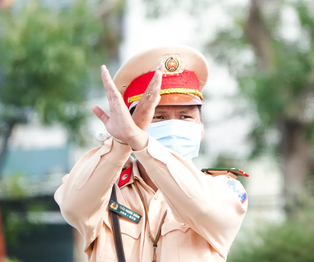 Đà Nẵng: Các thành viên kiểm soát dịch Covid-19 căng mình dưới thời tiết nắng nóng ảnh 4