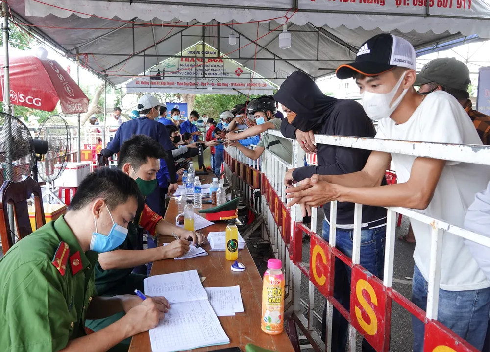 Đà Nẵng: Các thành viên kiểm soát dịch Covid-19 căng mình dưới thời tiết nắng nóng ảnh 7
