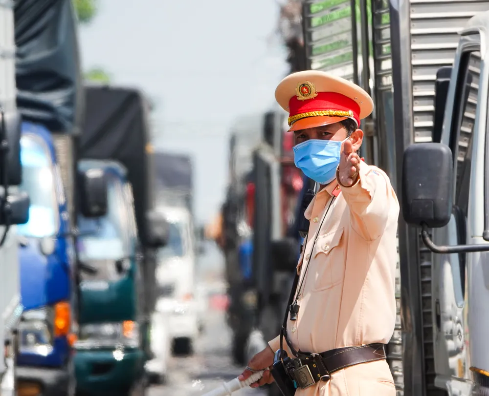 Đà Nẵng: Các thành viên kiểm soát dịch Covid-19 căng mình dưới thời tiết nắng nóng ảnh 3