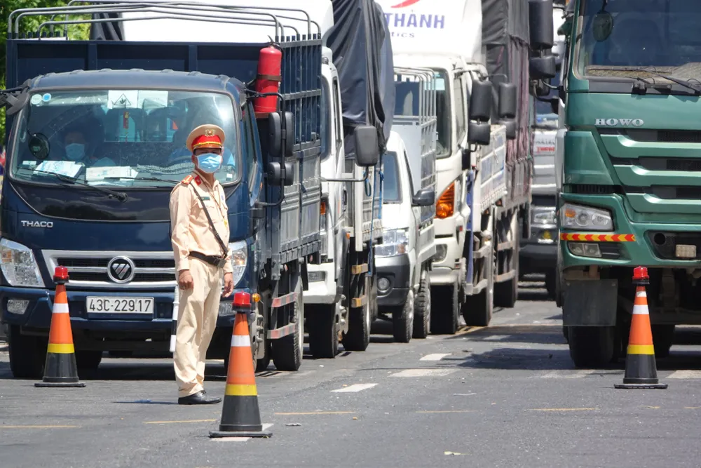 Đà Nẵng: Các thành viên kiểm soát dịch Covid-19 căng mình dưới thời tiết nắng nóng ảnh 1