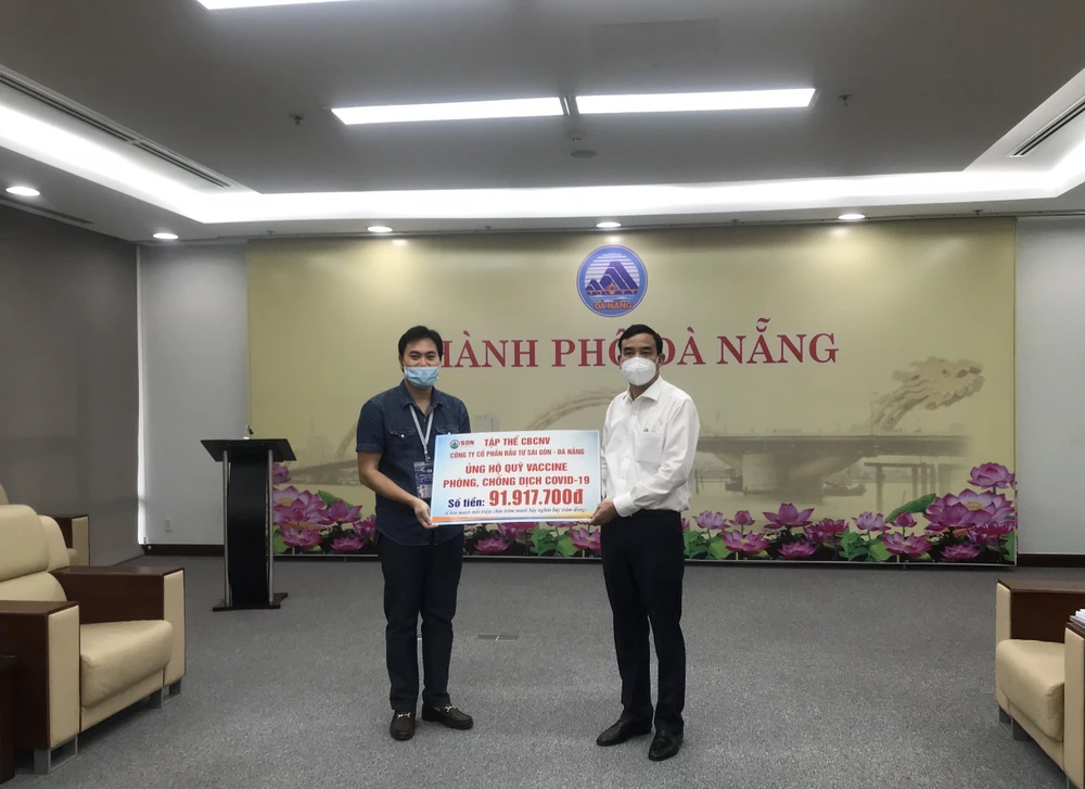 Gần 400 triệu đồng ủng hộ vào quỹ vaccine của TP Đà Nẵng ảnh 1 Gần 400 triệu đồng ủng hộ vào quỹ vaccine của TP Đà Nẵng ảnh 1