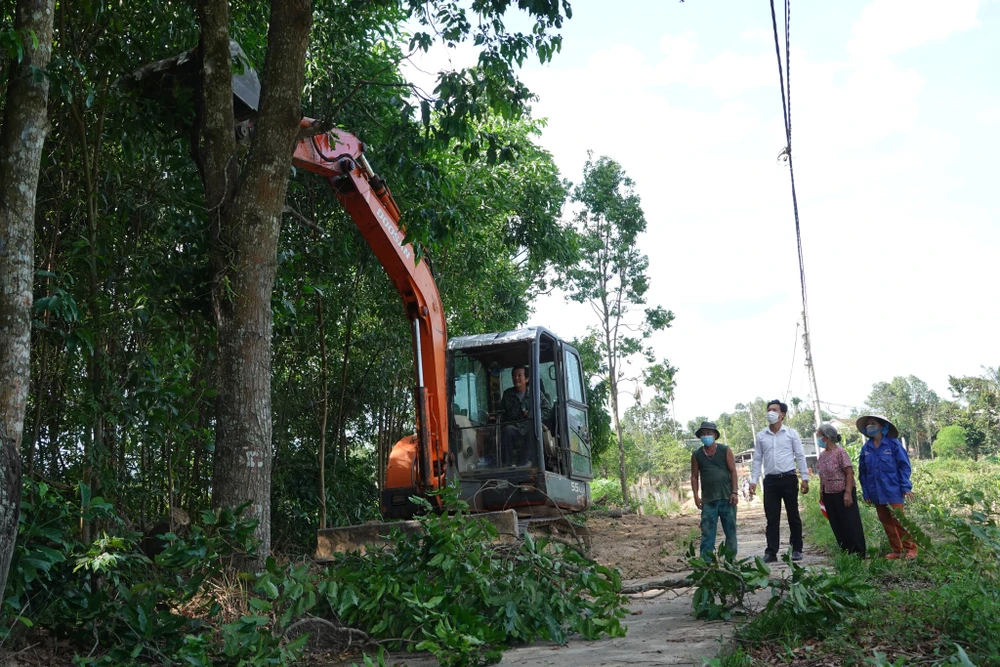 Người dân hiến đất làm đường, xây dựng nông thôn mới