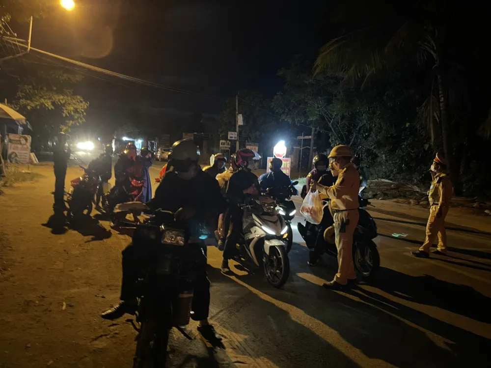Công an Đà Nẵng xuyên đêm dẫn đường, hỗ trợ người dân đi xe máy về từ TPHCM qua đèo Hải Vân ảnh 2 Công an Đà Nẵng xuyên đêm dẫn đường, hỗ trợ người dân đi xe máy về từ TPHCM qua đèo Hải Vân ảnh 2