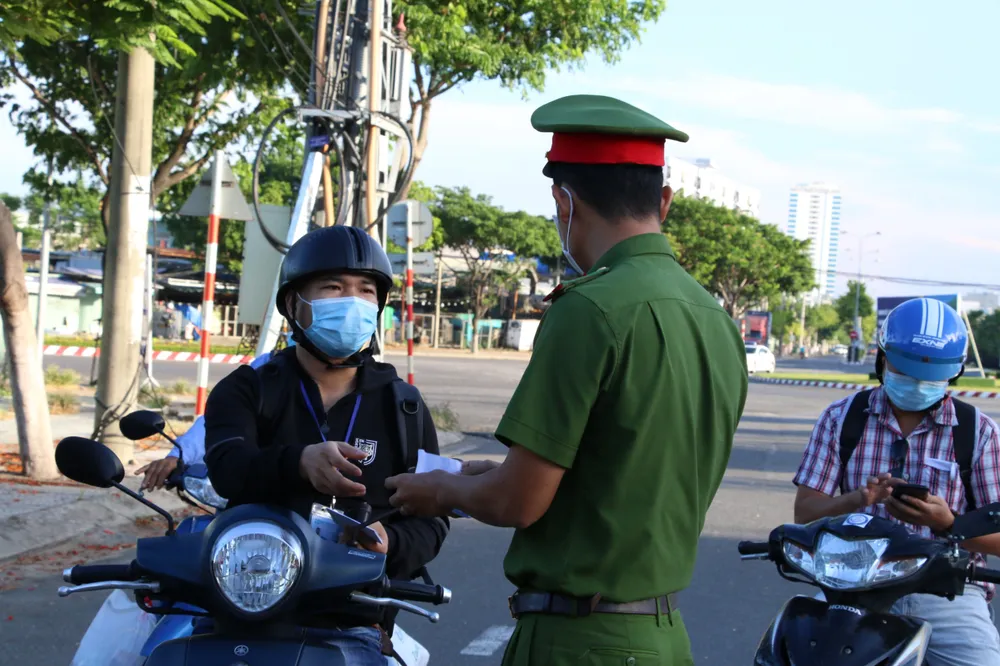 Thêm 10 ngày "ai ở đâu thì ở đó": Người Đà Nẵng tay xách nách mang đổi ca làm việc ảnh 7