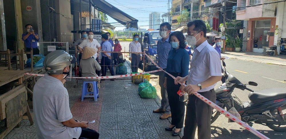 Ông Nguyễn Văn Quảng, Bí thư Thành ủy Đà Nẵng hỏi thăm người dân về thực tế đặt mua hàng hóa trong thời gian qua vào sáng 28-8