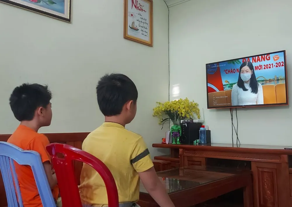 Học sinh dự khai giảng và học bài mới qua truyền hình