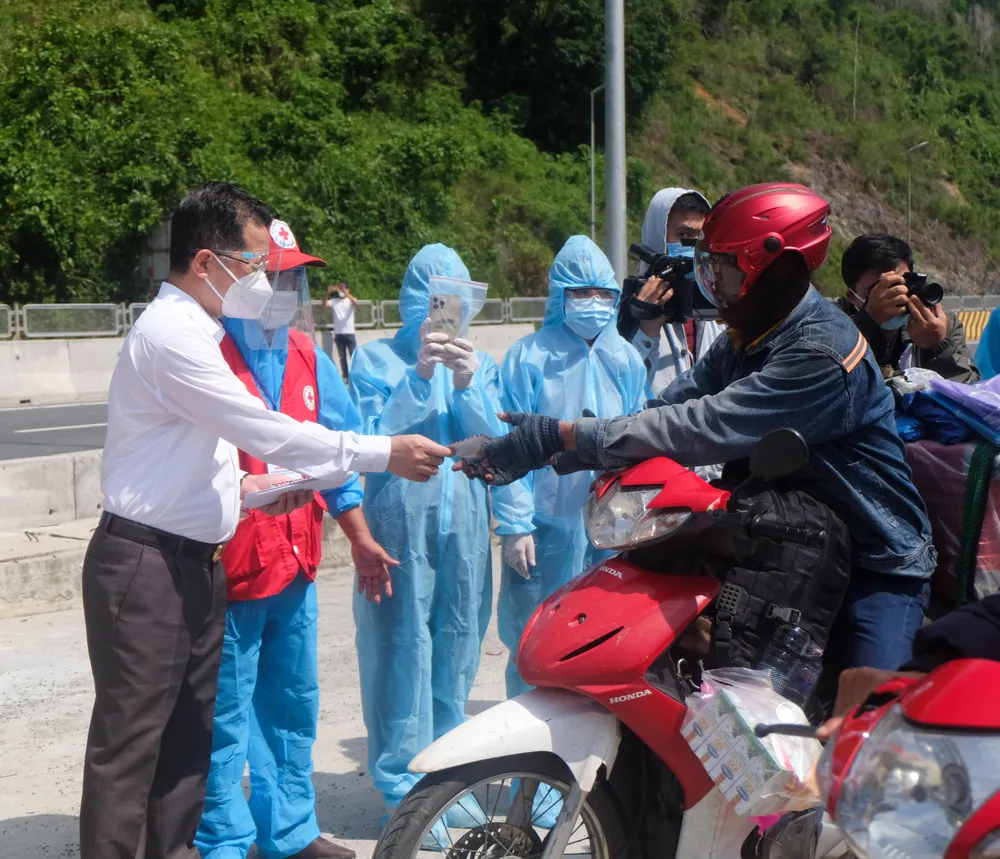 Đà Nẵng: Tặng xe máy mới cho người khó khăn trên đường trở về quê ảnh 2 Đà Nẵng: Tặng xe máy mới cho người khó khăn trên đường trở về quê ảnh 2
