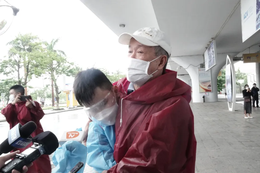 Đà Nẵng: "Chuyến bay 0 đồng" đưa bà bầu, trẻ em, người già yếu, người khó khăn về quê ảnh 3 Đà Nẵng: "Chuyến bay 0 đồng" đưa bà bầu, trẻ em, người già yếu, người khó khăn về quê ảnh 3