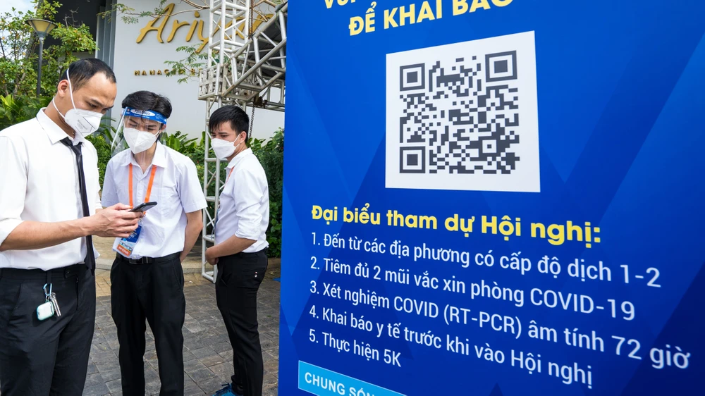 Khách mời và nhân viên phục vụ thực hiện quét mã QR khi đến sự kiện