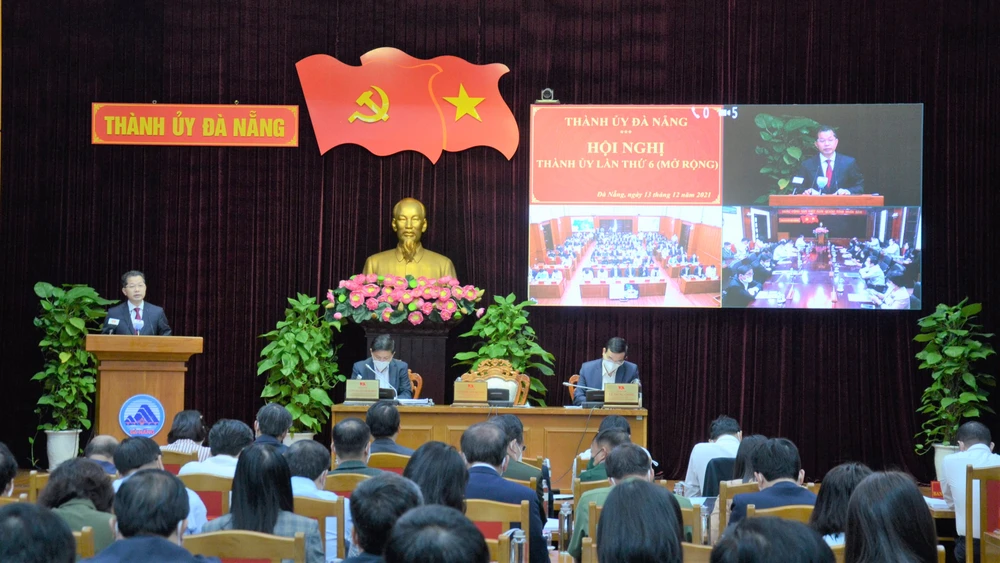Bí thư Thành ủy Nguyễn Văn Quảng, Phó Bí thư Thường trực Thành ủy Lương Nguyễn Minh Triết và Chủ tịch UBND TP Đà Nẵng Lê Trung Chinh đồng chủ trì hội nghị