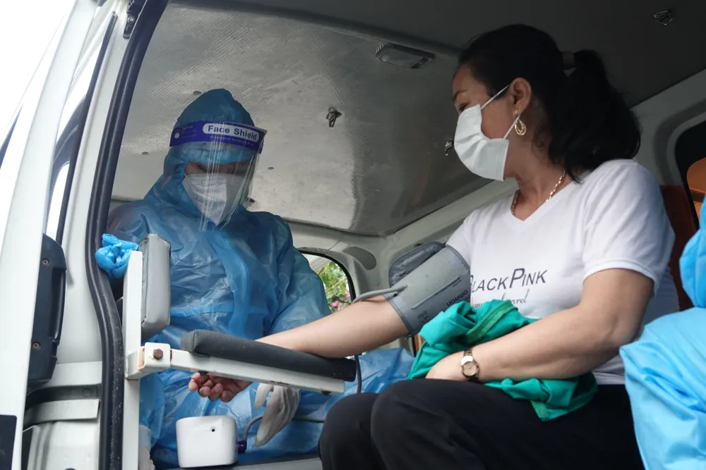 Đà Nẵng triển khai tiêm vaccine lưu động tại nhà cho người già, người có bệnh nền ảnh 3 Đà Nẵng triển khai tiêm vaccine lưu động tại nhà cho người già, người có bệnh nền ảnh 3