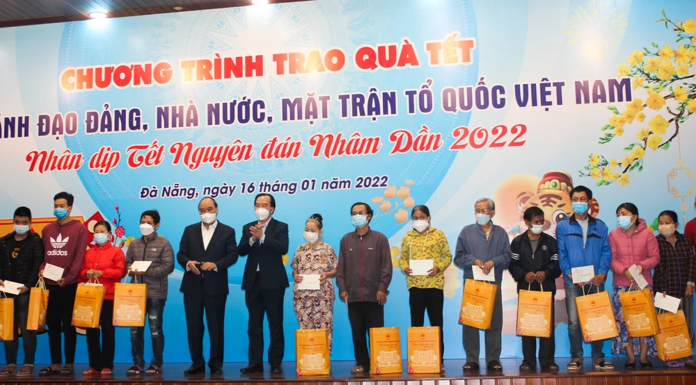 Chủ tịch nước Nguyễn Xuân Phúc trao quà Tết cho đại diện hộ nghèo, khó khăn do ảnh hưởng bởi dịch Covid-19