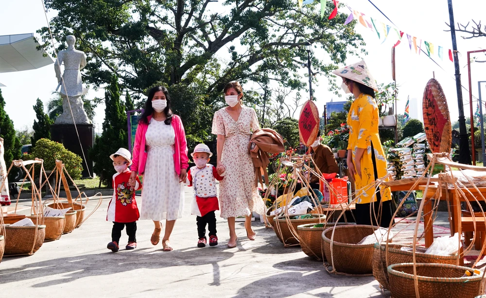 Một gia đình tham gia phiên chợ ngày tết