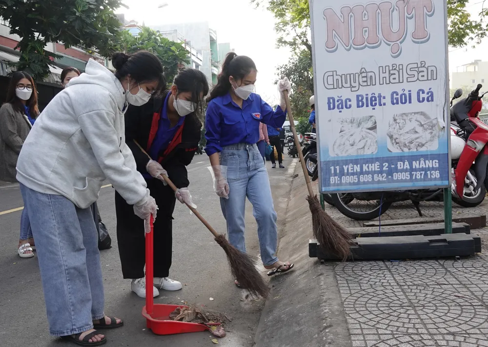 Thanh niên Đà Nẵng dọn vệ sinh, làm đẹp cảnh quan trước Tết Nguyên đán ảnh 2