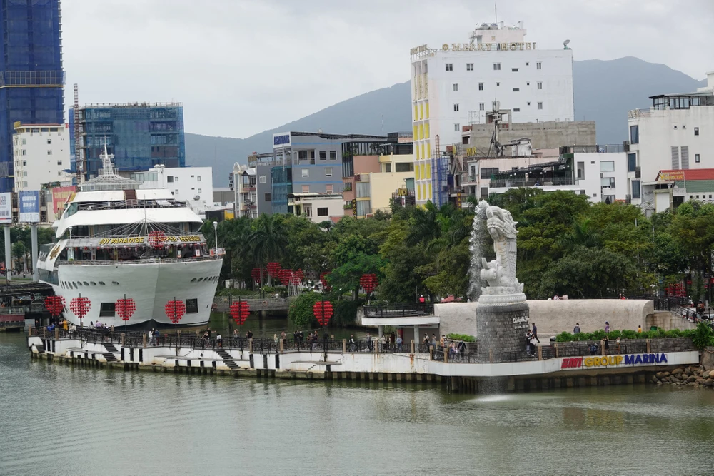 Không khí đông vui tại cầu Tình yêu ở bờ đông sông Hàn chiều 15-2