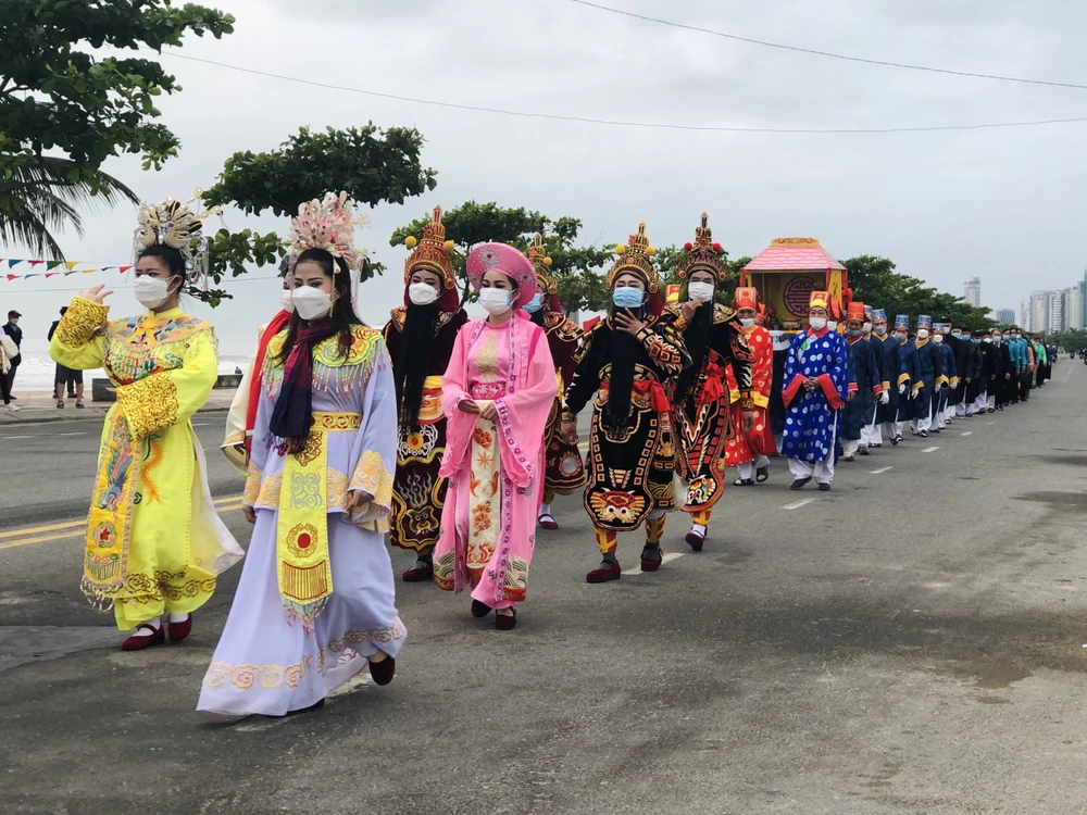 Đoàn rước trong trang phục áo dài, khăn đóng cùng kiệu rước, đội dâng hoa quả tiến về lễ đài chính thực hiện nghi thức cầu an, cầu ngư