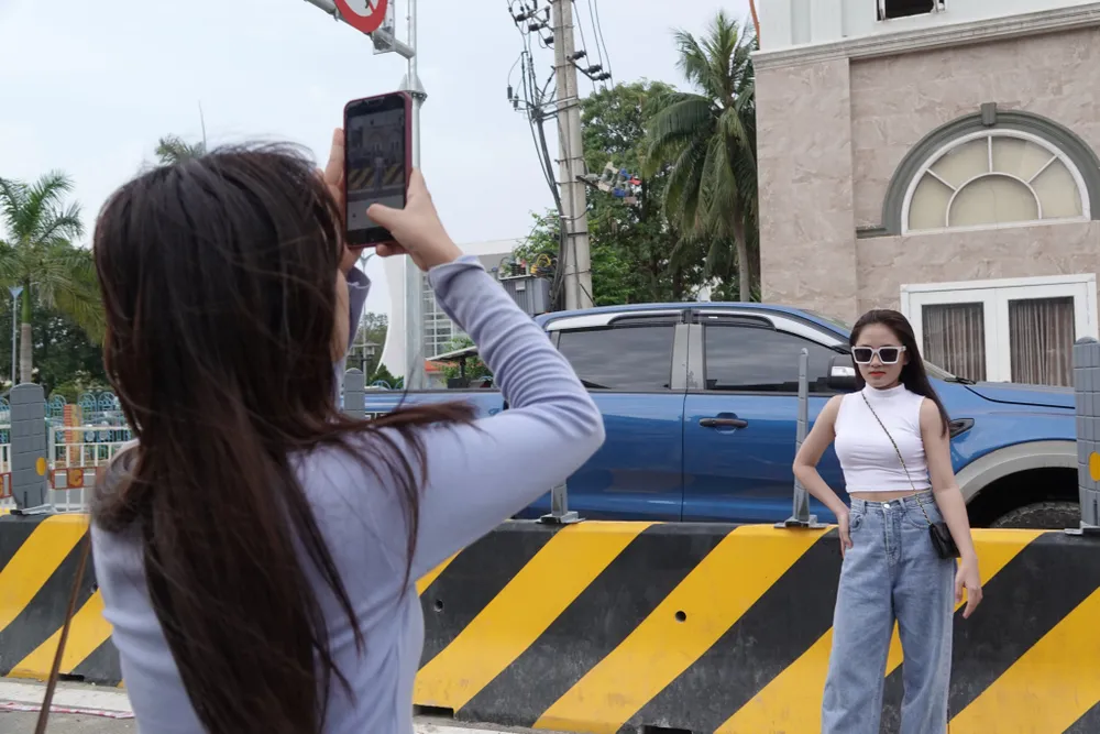Giới trẻ thích thú check-in hầm chui cầu Trần Thị Lý trước ngày thông xe ảnh 6 Giới trẻ thích thú check-in hầm chui cầu Trần Thị Lý trước ngày thông xe ảnh 6