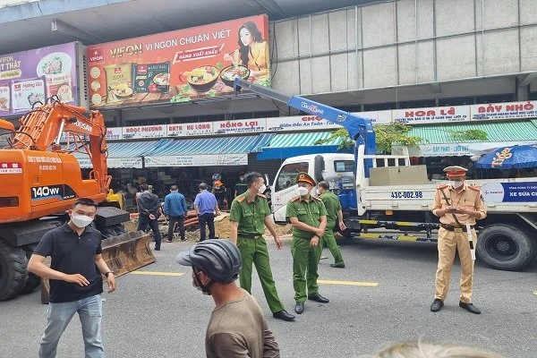 Lực lượng chức năng đào đường để đưa tử thi lên