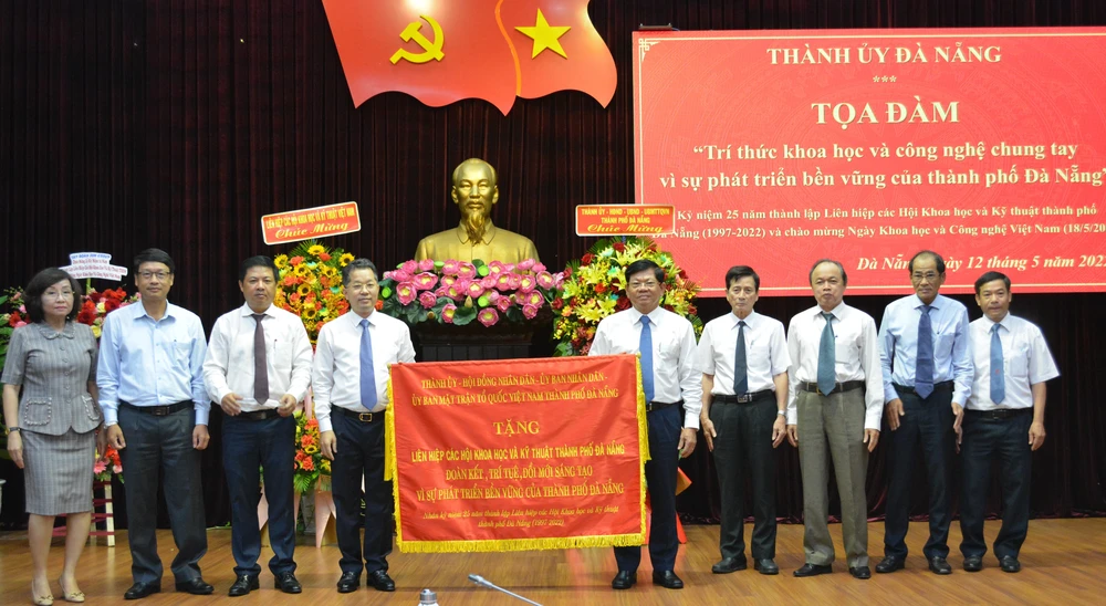 Lãnh đạo TP Đà Nẵng trao bức trướng của Thành ủy, HĐND, UBND, Ủy ban MTTQ Việt Nam TP Đà Nẵng cho Liên hiệp các Hội Khoa học - Kỹ thuật TP