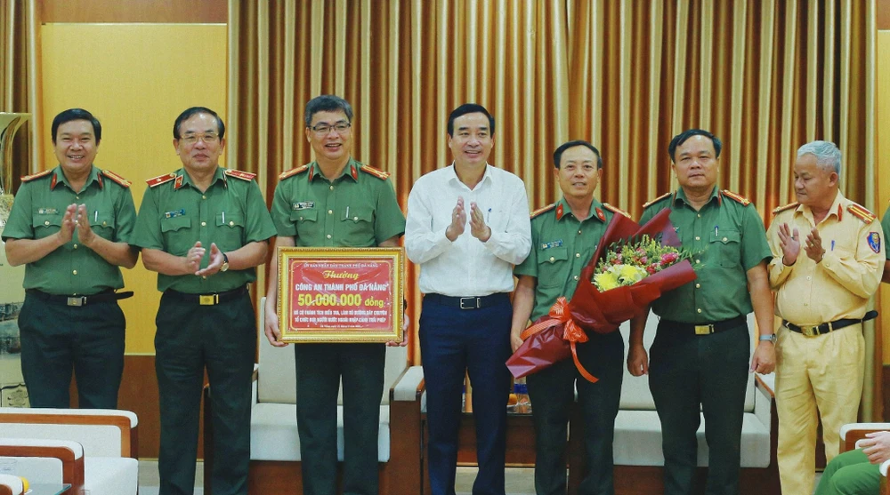 Khen thưởng đơn vị điều tra, làm rõ đường dây chuyên tổ chức đưa người nước ngoài nhập cảnh trái phép