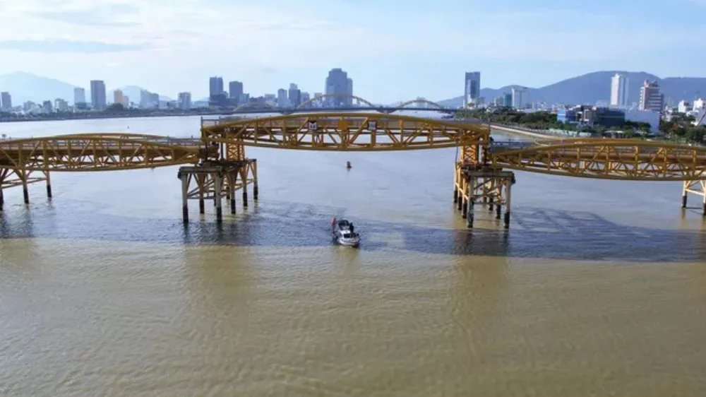 Ngày đầu cầu Nguyễn Văn Trỗi ở Đà Nẵng nâng, hạ nhịp phục vụ du khách ảnh 1