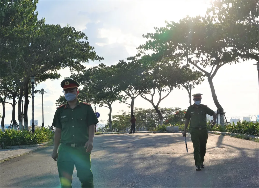 Ngày đầu cầu Nguyễn Văn Trỗi ở Đà Nẵng nâng, hạ nhịp phục vụ du khách ảnh 11