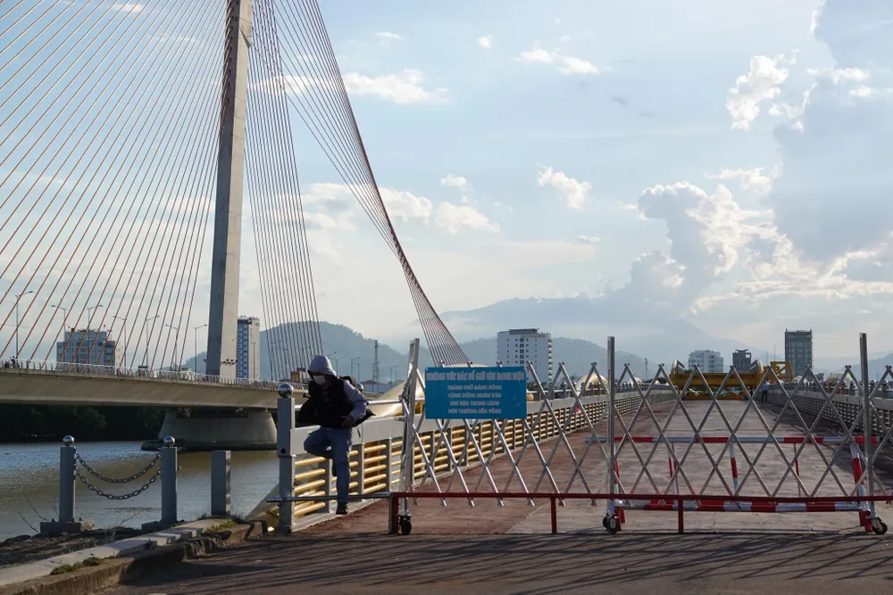 Ngày đầu cầu Nguyễn Văn Trỗi ở Đà Nẵng nâng, hạ nhịp phục vụ du khách ảnh 4