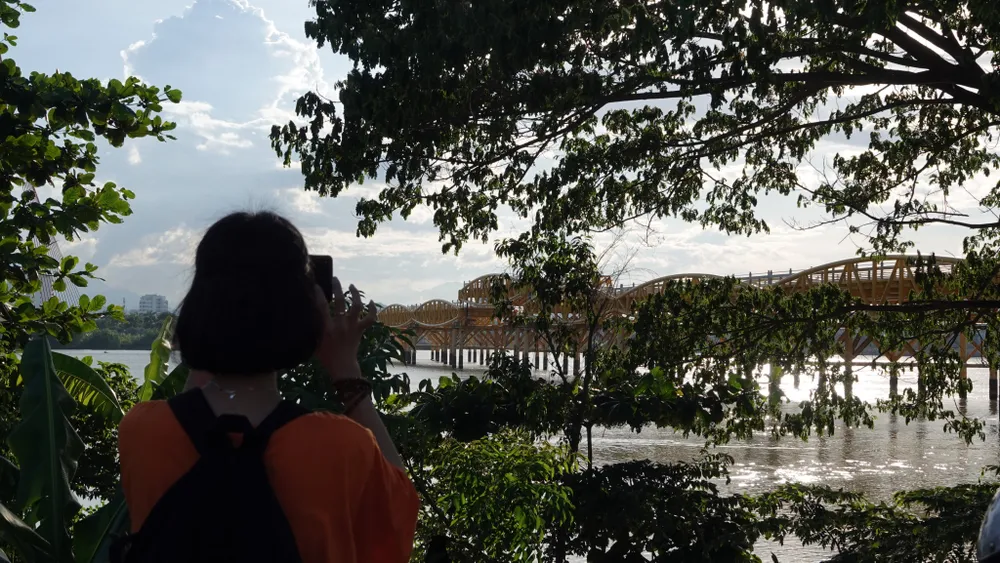 Ngày đầu cầu Nguyễn Văn Trỗi ở Đà Nẵng nâng, hạ nhịp phục vụ du khách ảnh 2